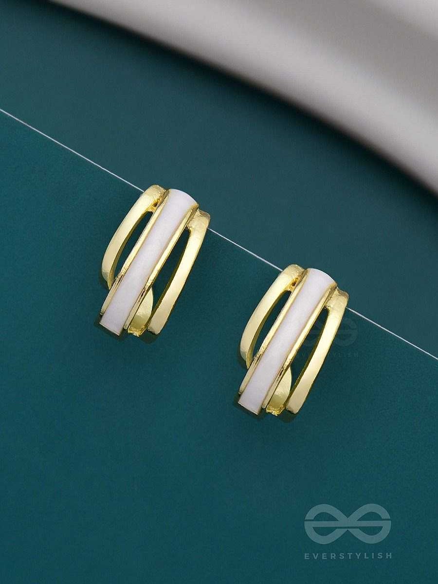 Earrings Everstylish | A Classy Dame - White Enamelled Golden Studs